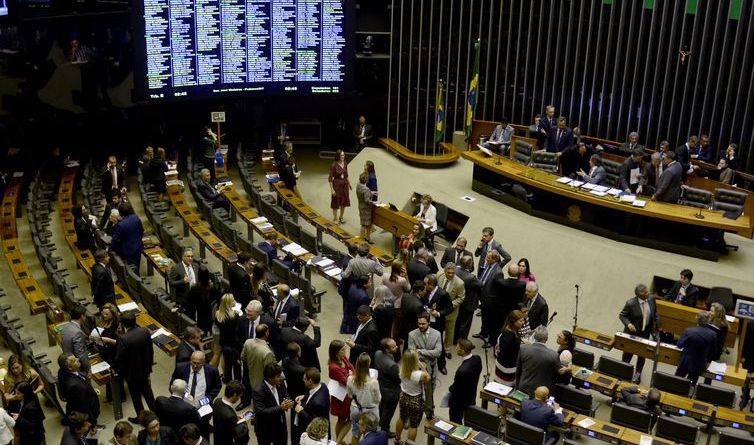 Políticos poderão computar período entre 1998 e 2004 para INSS, decide CCJC
