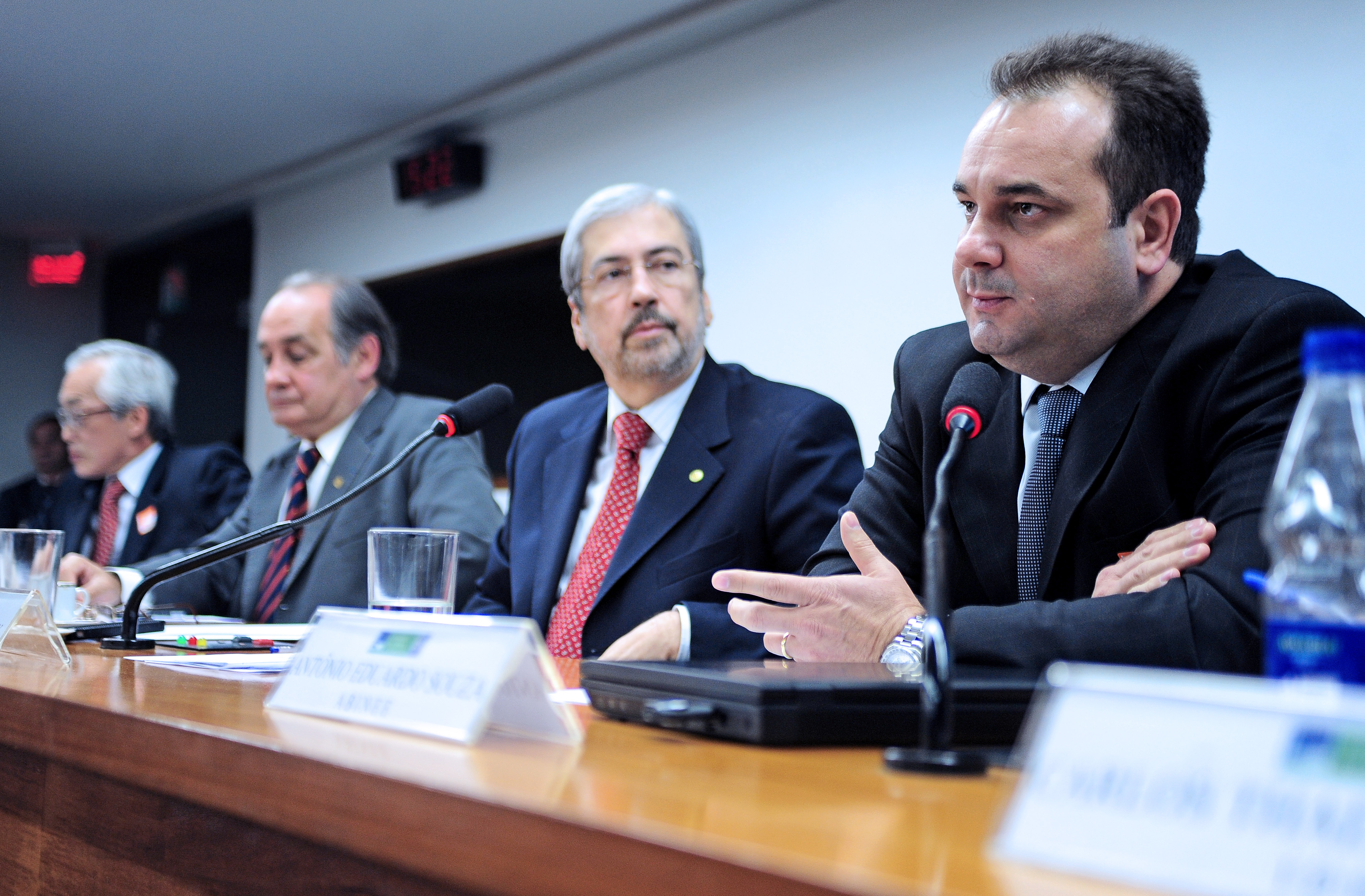 Comissão discute novo padrão de tomadas elétricas brasileiras