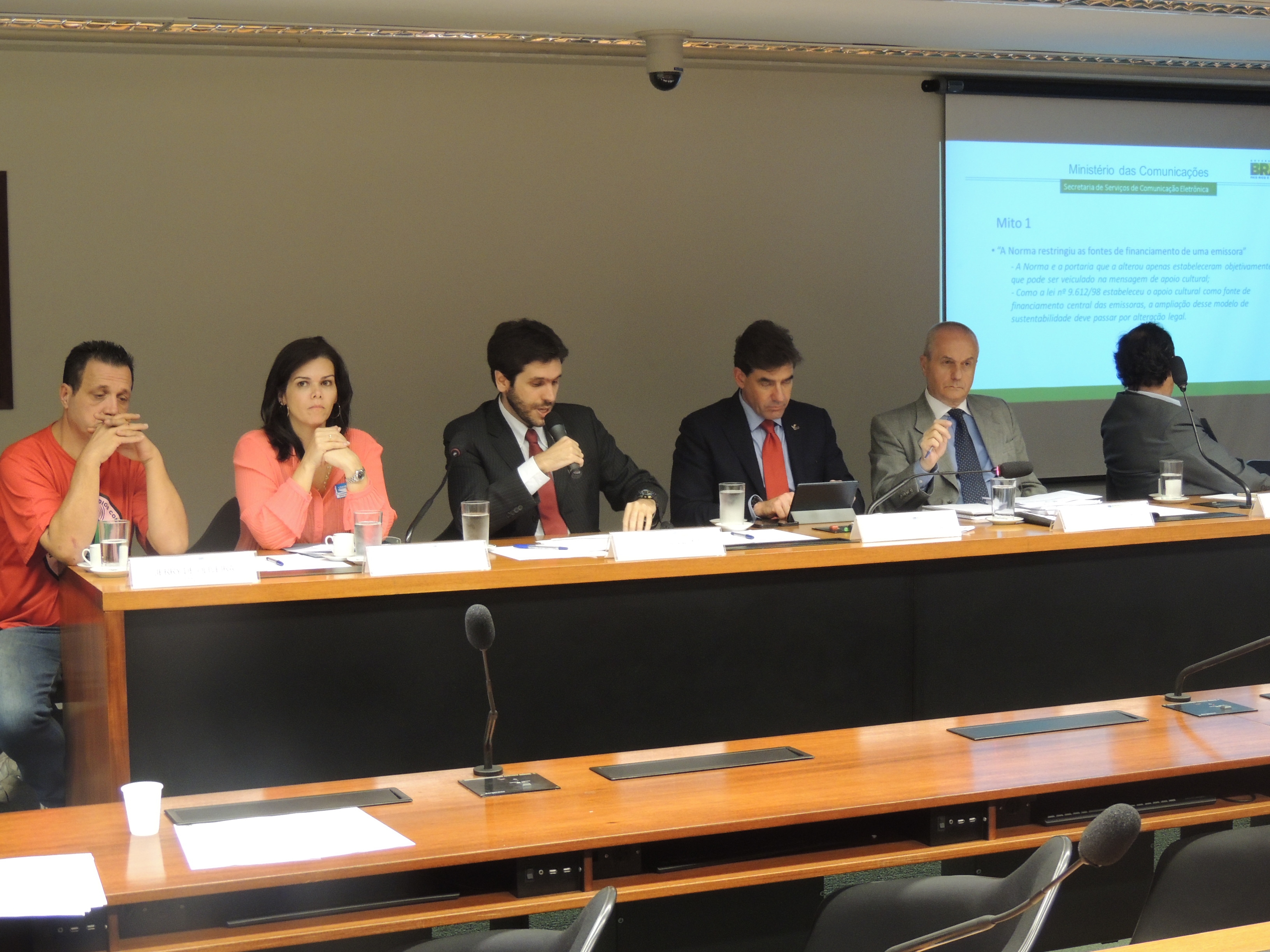 CCTCI debate flexibilização das regras para rádios comunitárias