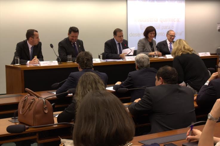 Debatedores pedem mais apoio para a Indústria Química nacional