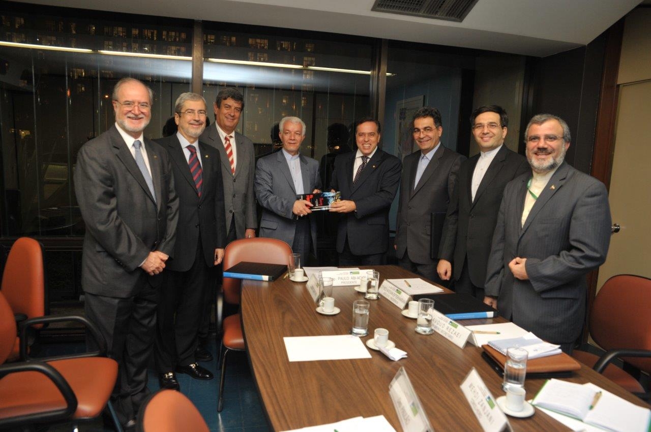 Embaixada do Irã propõe intercâmbio tecnológico a membros da CCTCI