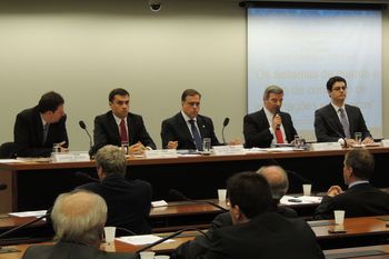 Empresas de internet negam repasse de informações aos EUA 