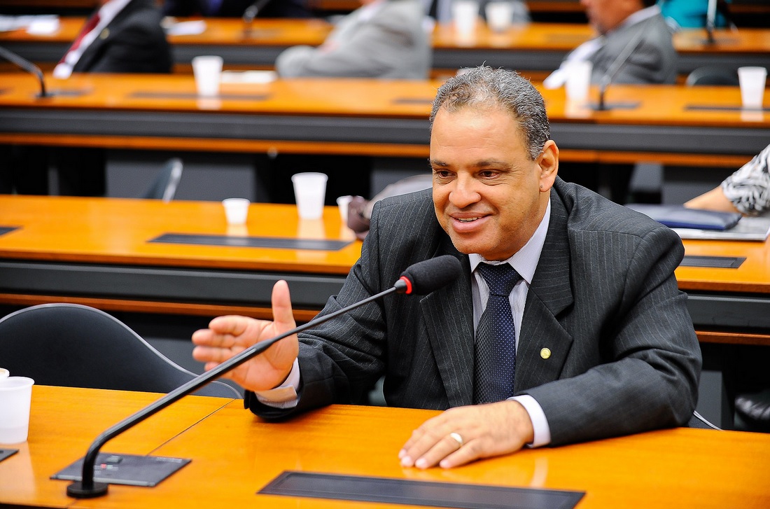 Padronização de carregadores de celulares é tema de debate na CCTCI