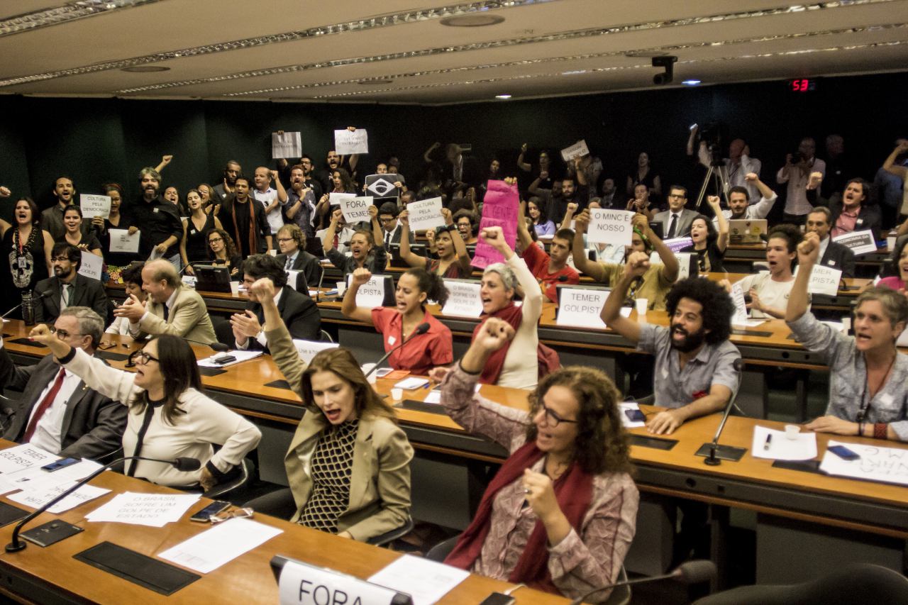 Em audiência pública, artistas reforçam a luta pela democracia.