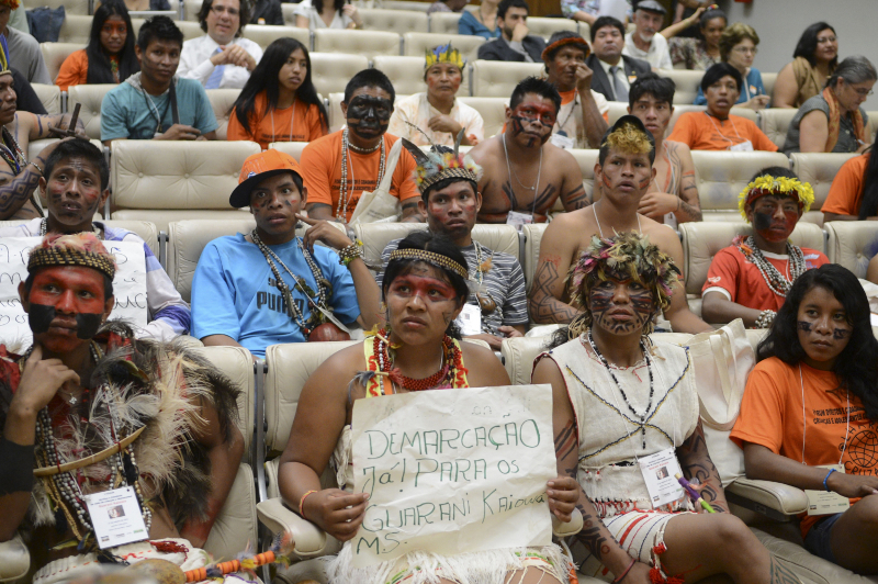 Jovens guarani kaiowá reivindicam seus direitos na Câmara dos Deputados
