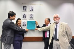 Na última Reunião Ordinária do ano, a Comissão de Cultura aprovou projetos e descerrou a foto da atual presidente Raquel Muniz