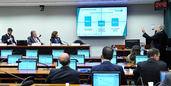 Associação critica juros no cartão de crédito; empresas citam inadimplência