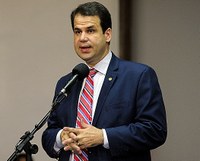 Aureo quer que governo justifique preferência por remédio chinês contra o câncer