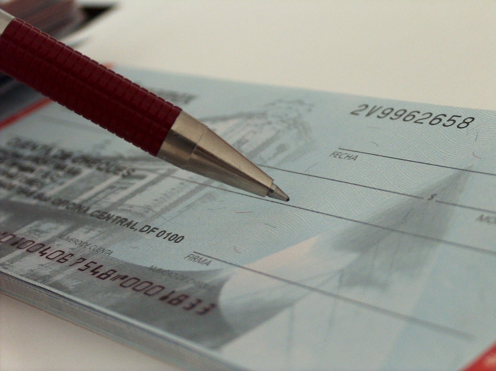 CDC aprova PL que restringe razões para recusar cheques de consumidores