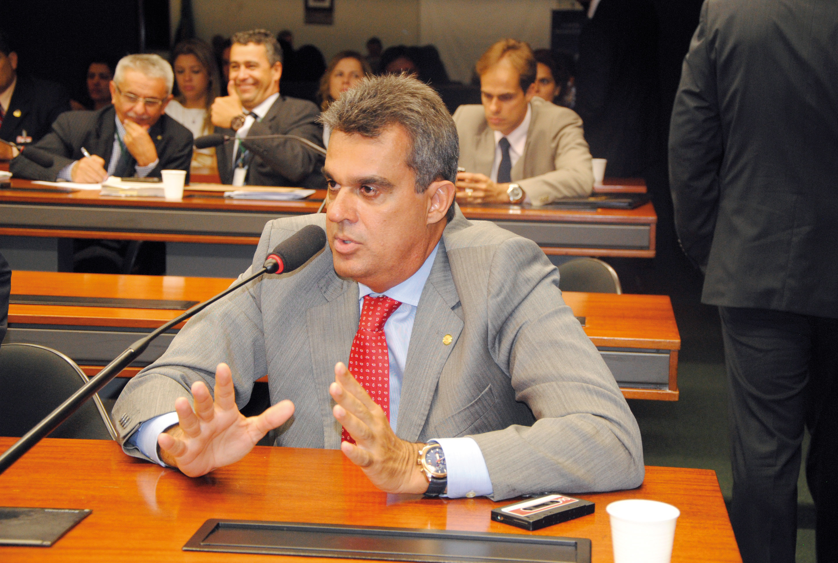 CDC ouvirá Moreira Franco sobre preço da alimentação nos aeroportos