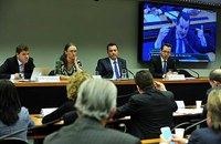 Comissão critica operadoras de celular por suspender tráfego de dados