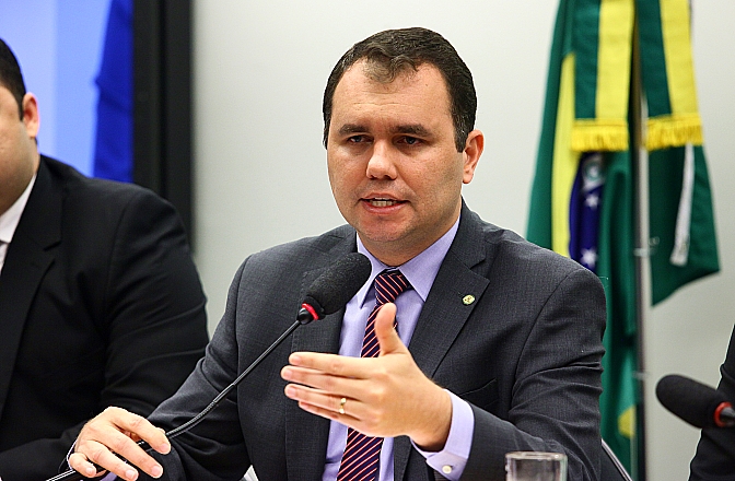 Comissão limita juros de cartão de crédito