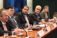 Abertura do capital de empresas aéreas brasileiras para investidores estrangeiros e outras matérias polêmicas foram discutidas na CDEICS nesta quarta-feira.
