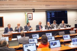 Brasil precisa superar entraves burocráticos, dizem especialistas em audiência pública da Cdeics 