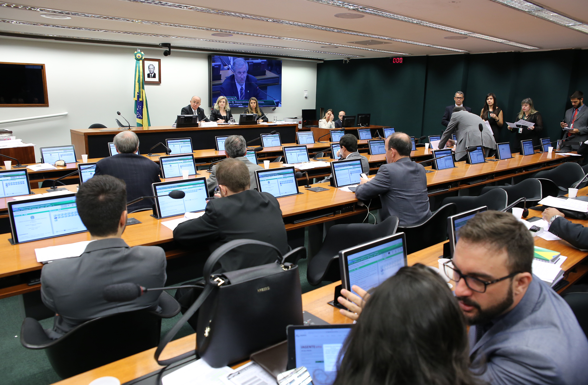 Cinemas do país deverão ter cadeiras numeradas e ingressos comercializados dois dias antes