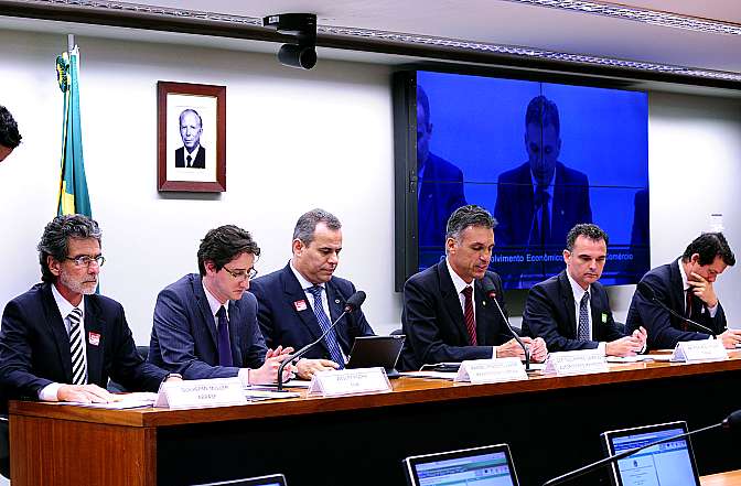 Confaz e frente de prefeitos divergem sobre projeto que altera regras do ISS