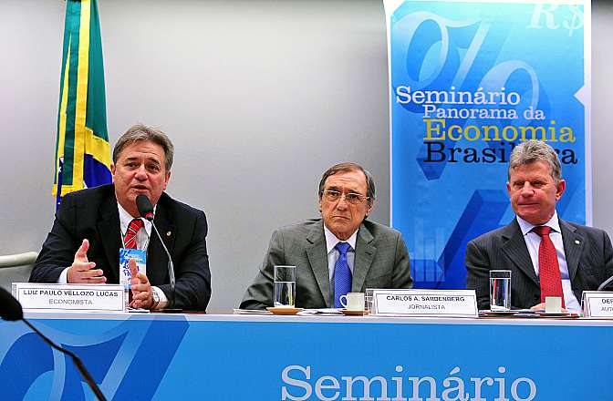 Debatedores divergem sobre desafios de crescimento econômico nacional