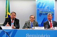 Debatedores divergem sobre desafios de crescimento econômico nacional