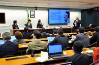 Debatedores divergem sobre mudança nos contratos de telefonia fixa