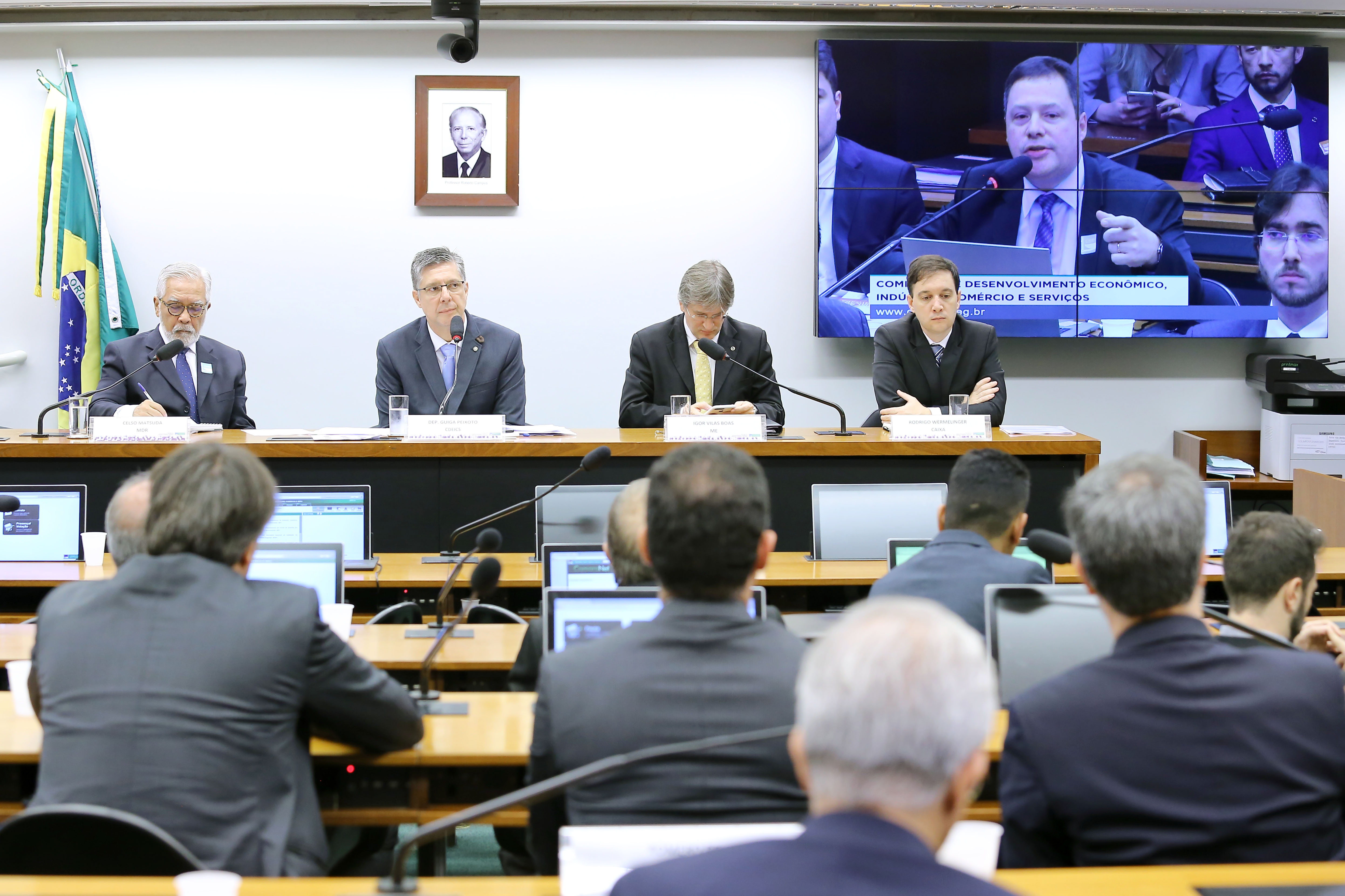 Debatedores pedem continuidade do ‘Minha Casa Minha Vida’ para gerar empregos