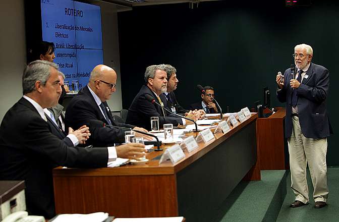 Debatedores pedem mercado livre de energia para consumidor residencial