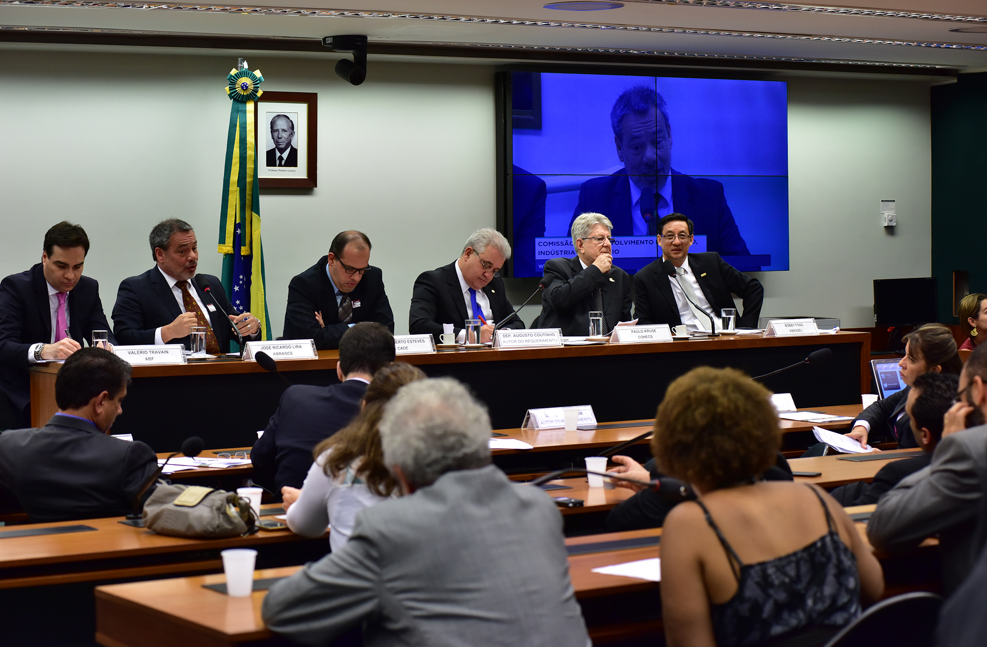 Deputados apontam desequilíbrio na relação entre shopping e lojistas