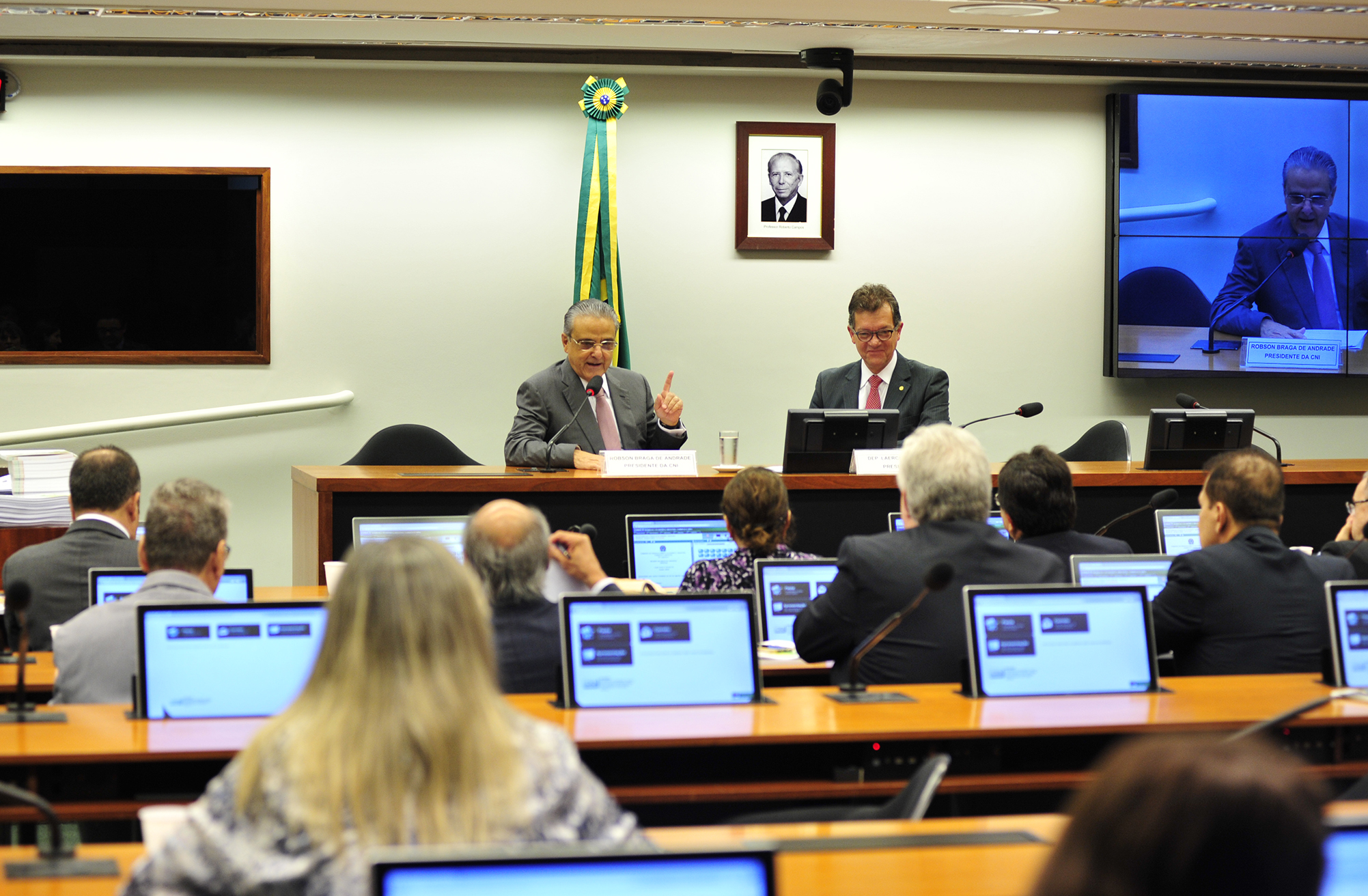 Desenvolvimento Econômico aprova convites para ouvir ministros Henrique Meirelles e Marcos Pereira