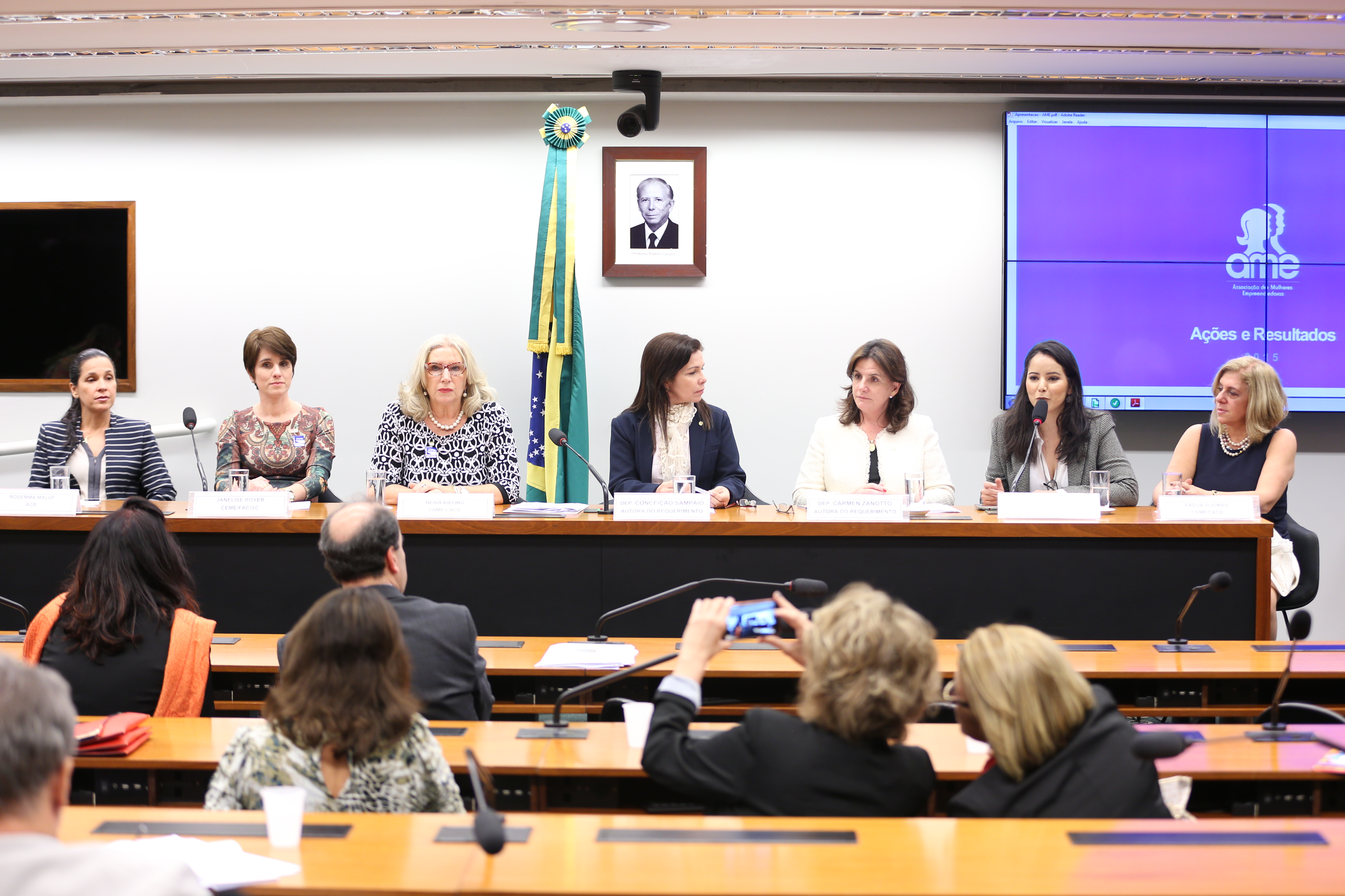 Dia da Mulher Empresária contribui para o "empoderamento feminino", diz deputada