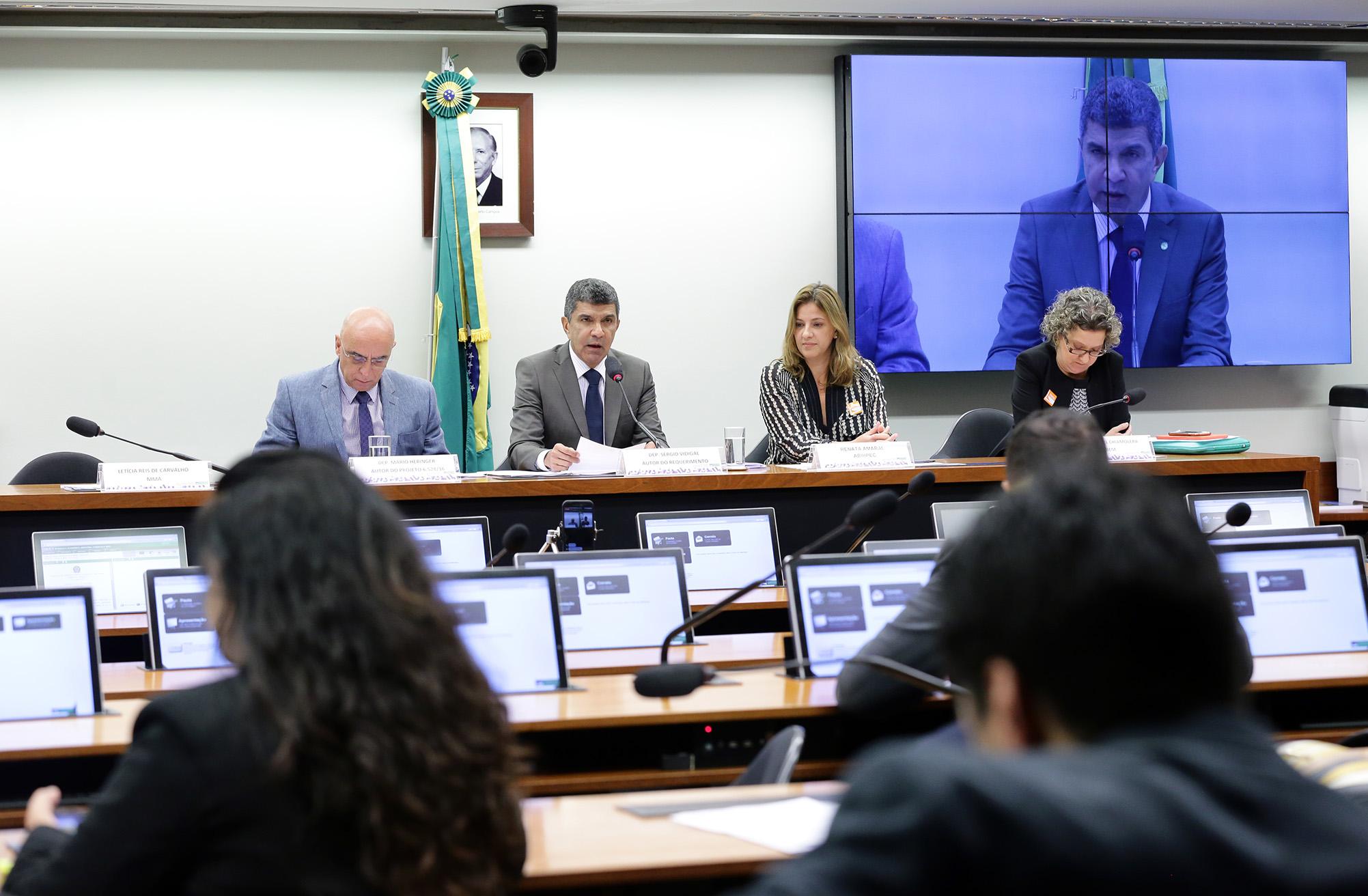 Ministério deve pedir urgência para projeto que proíbe microesferas de plástico em cosméticos