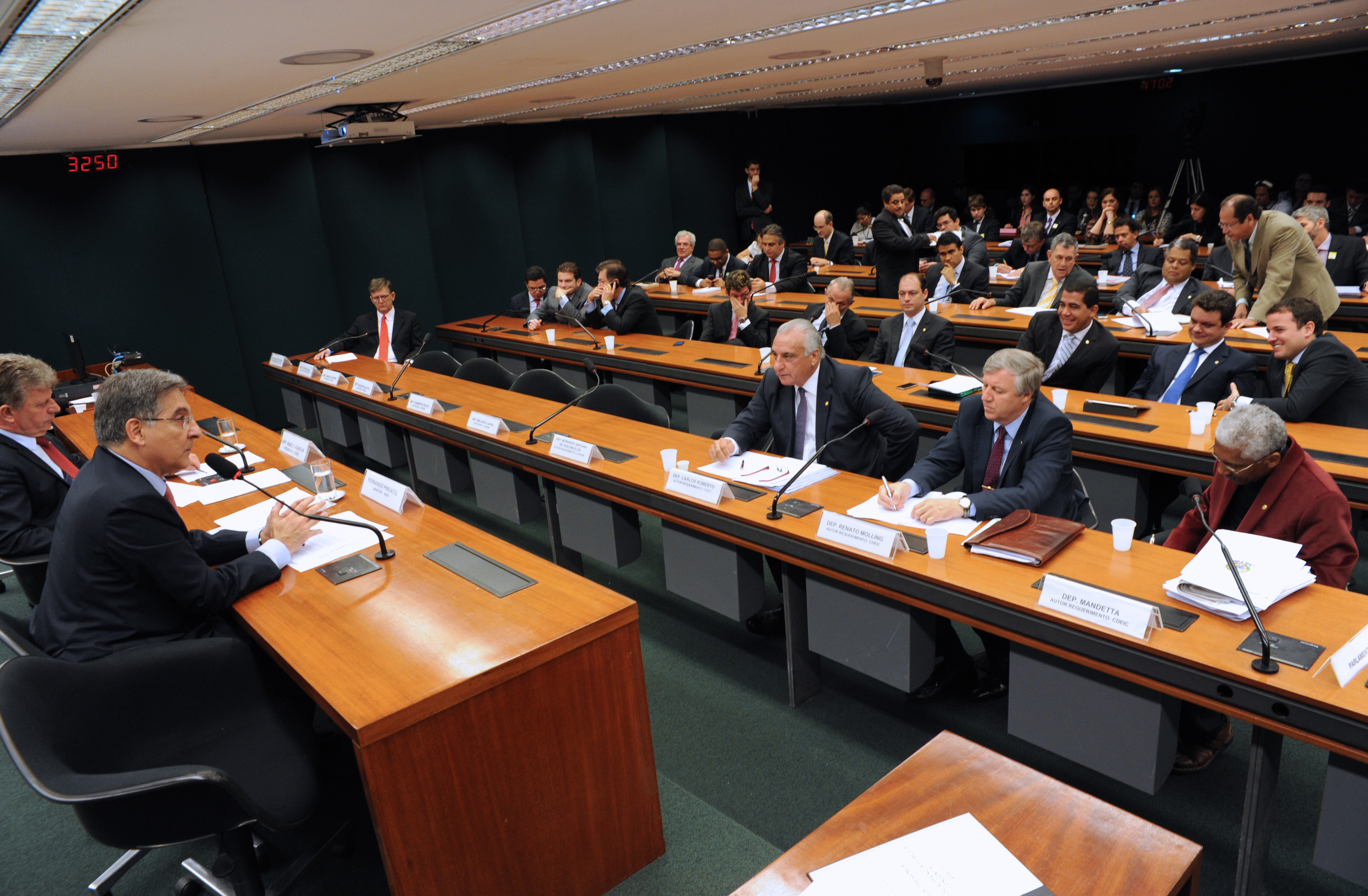 Ministro Pimentel descarta desindustrialização e pede reforma tributária 