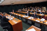 Ministro Pimentel descarta desindustrialização e pede reforma tributária 