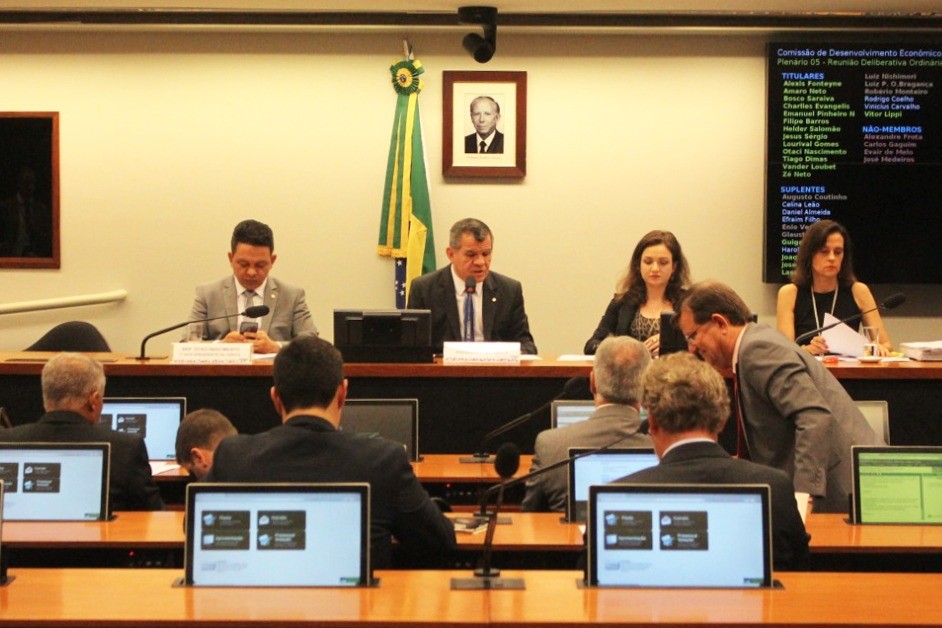 Paulo Guedes deve apresentar planejamento econômico à CDEICS