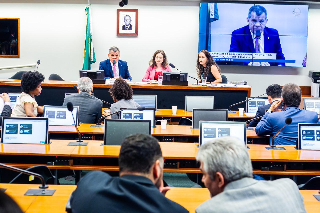 Projeto de lei prevê rádio FM obrigatório nos celulares brasileiros