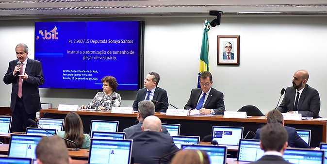 Projeto que uniformiza tamanhos de roupas é criticado em audiência pública