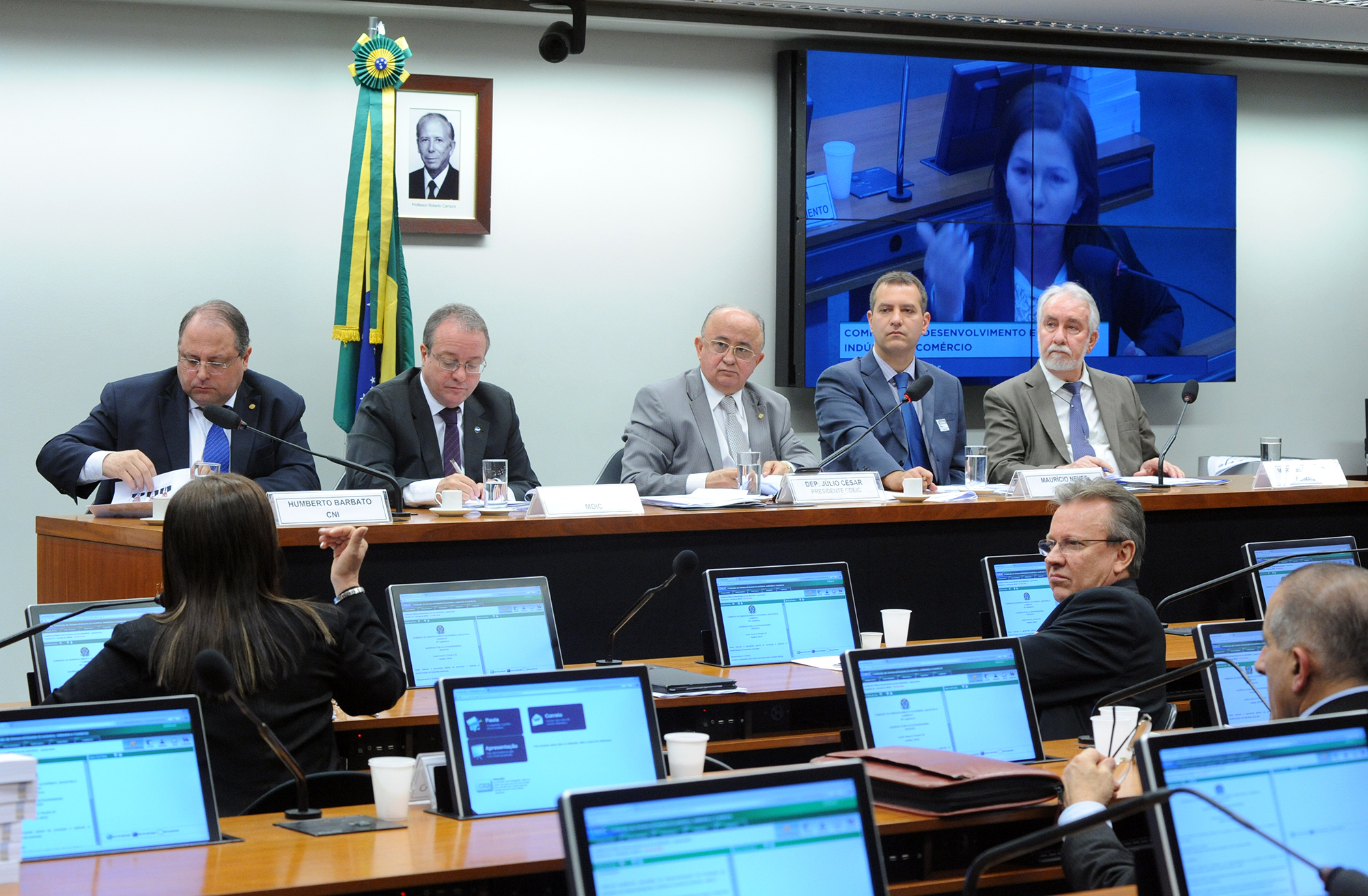 Recuperação da indústria depende do câmbio, financiamento e produtividade