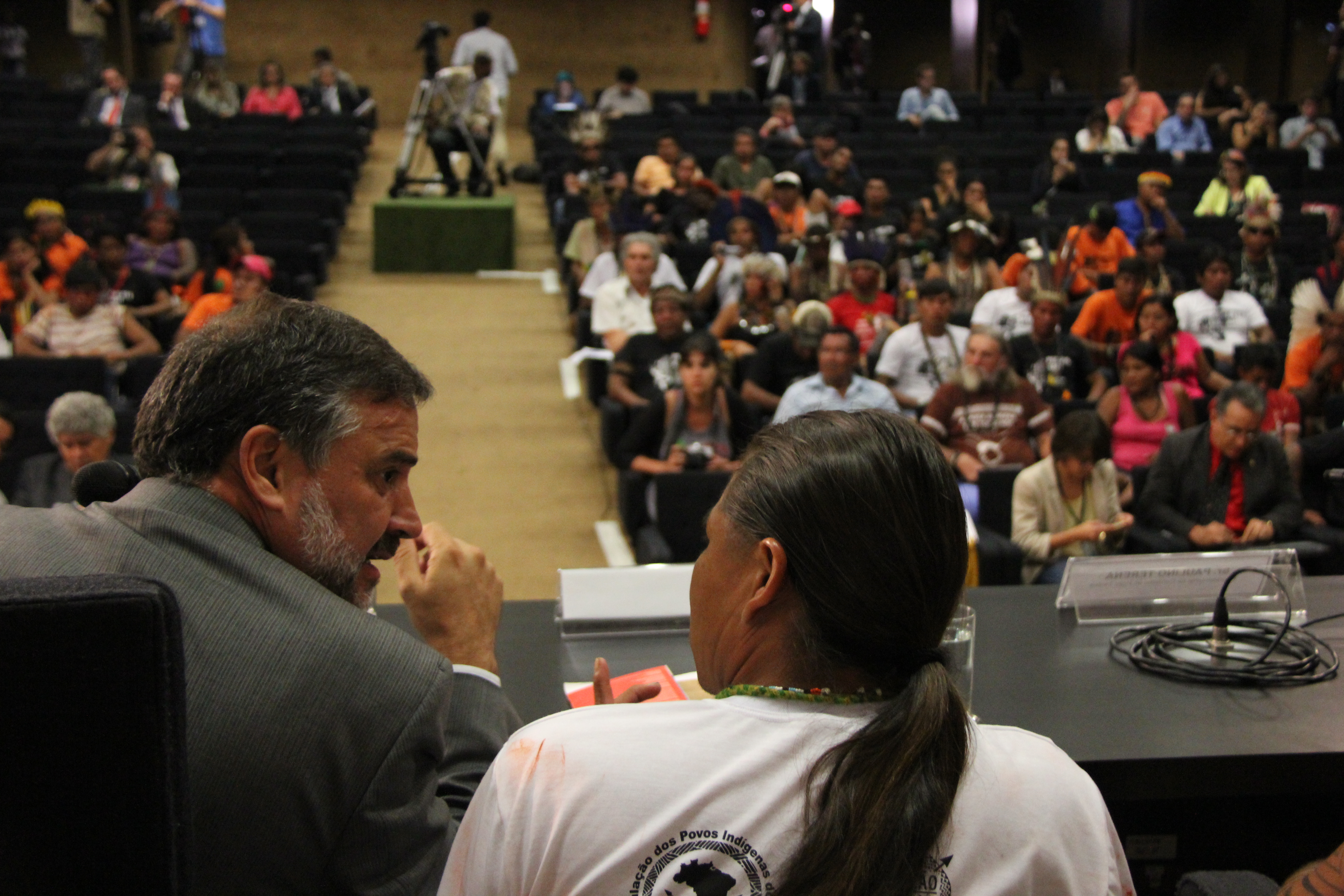 “Estou disposto a dar o máximo de visibilidade à causa de vocês”, diz Paulo Pimenta aos líderes indígenas