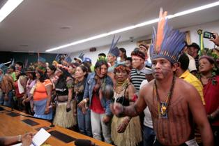 Indígenas lotaram o auditório para exigir seu direito à vida e à terra