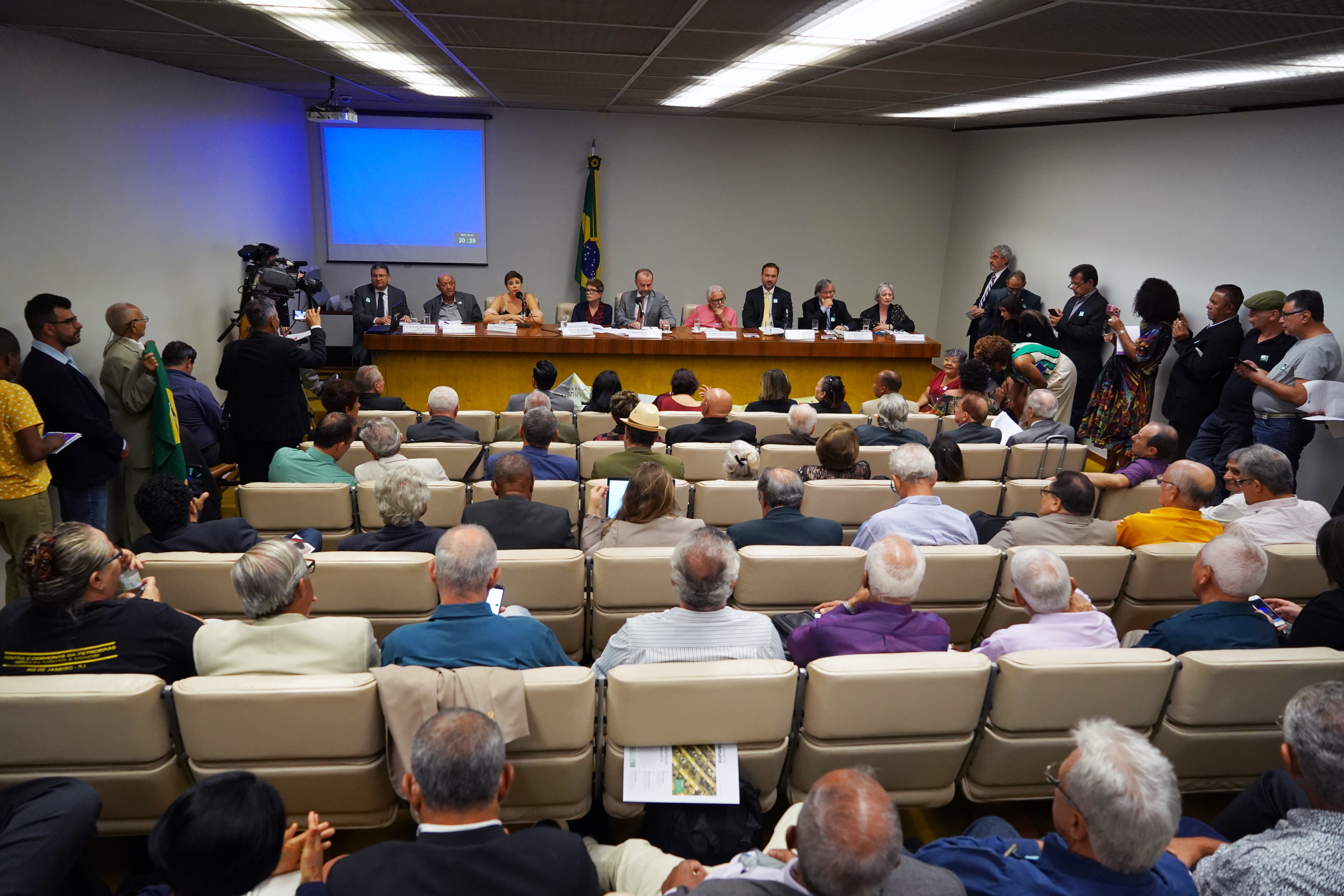 Anistiados mostram indignação diante de tentativa do governo de rever reparações concedidas