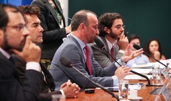 CDHM aprova audiência pública sobre acordo do governo brasileiro com os EUA e elege vice-presidentes