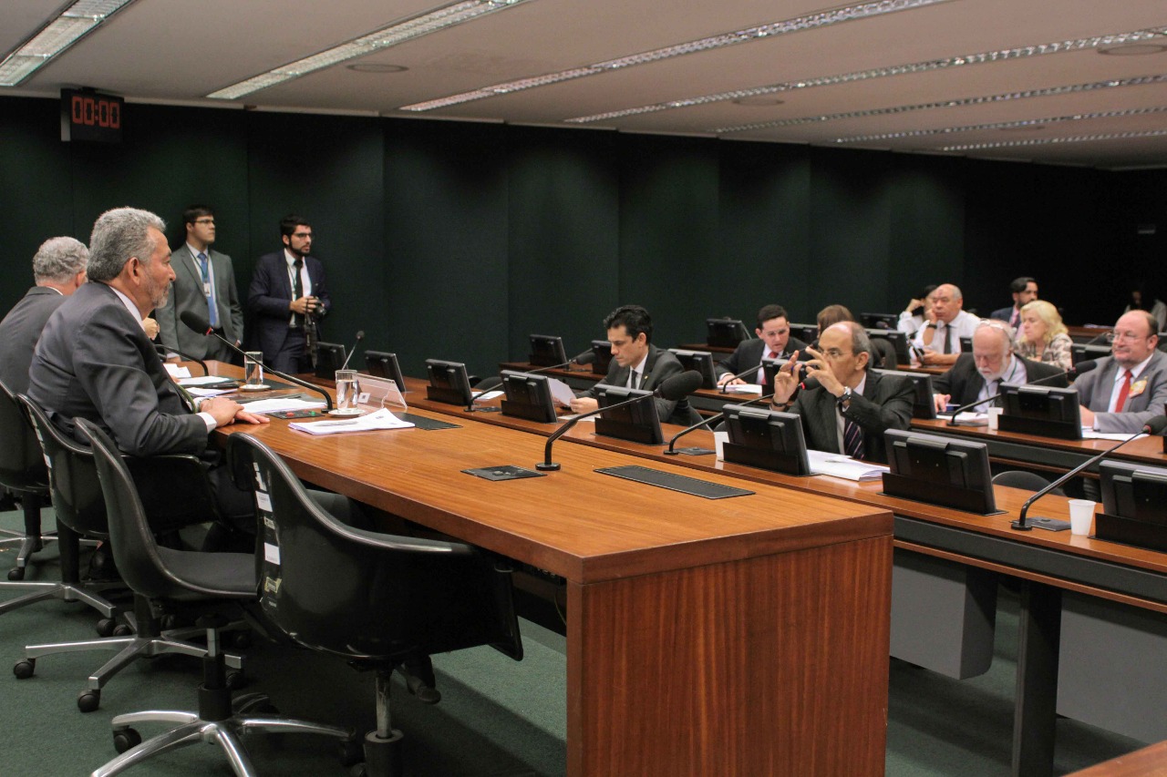 CDHM aprova projeto de lei que garante tratamento médico sem distinção e mais 11 requerimentos