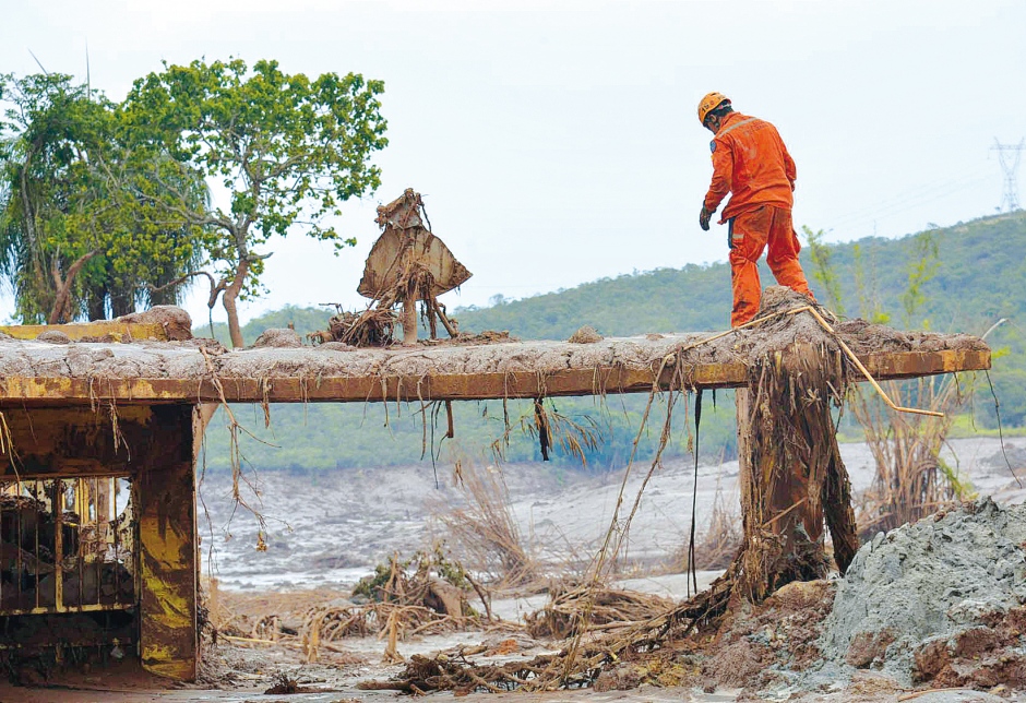 Comissão avalia acordo sobre rompimento da barragem em Minas com famílias atingidas