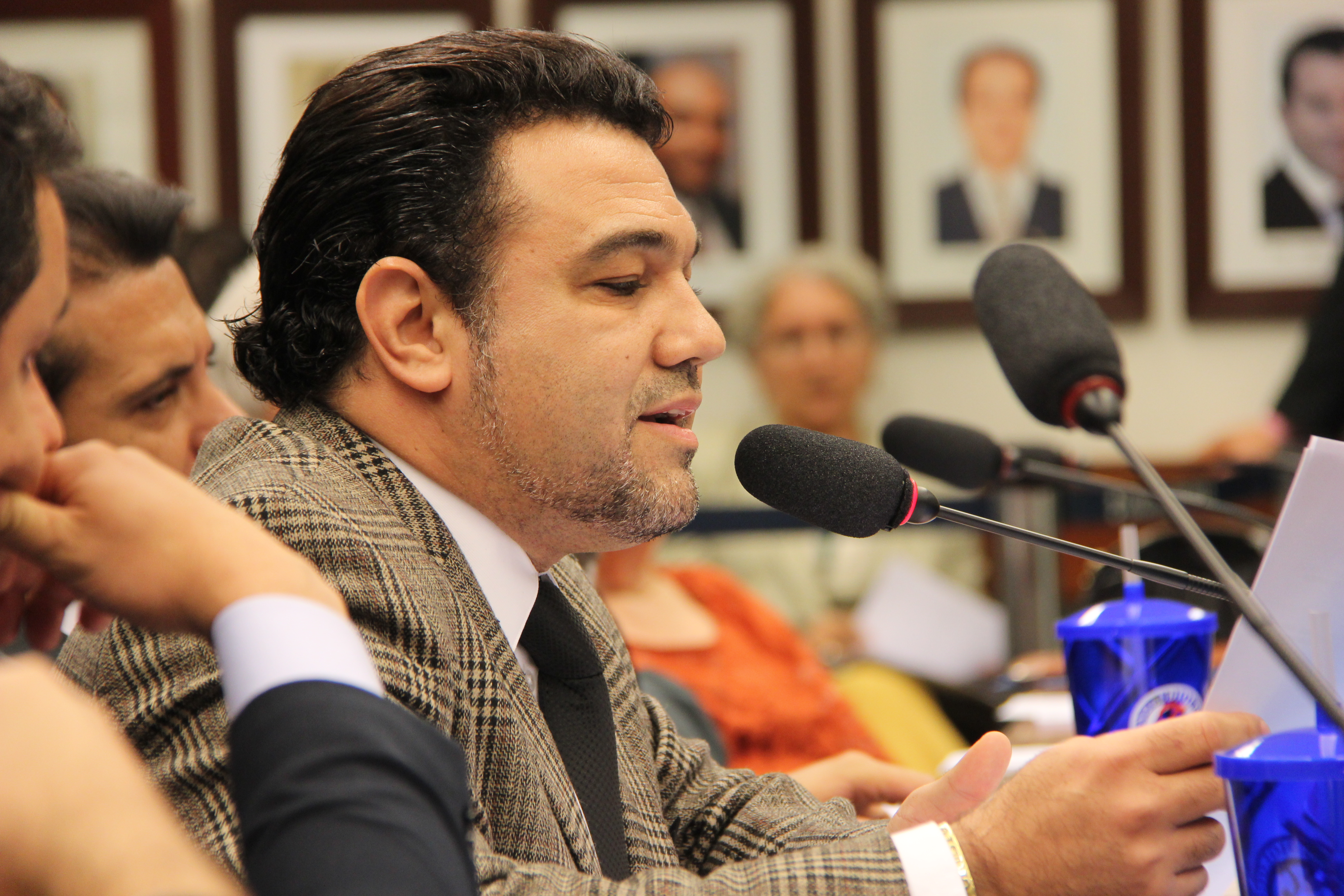 Comissão vai receber depoimentos de pessoas que deixaram a identidade LGBT