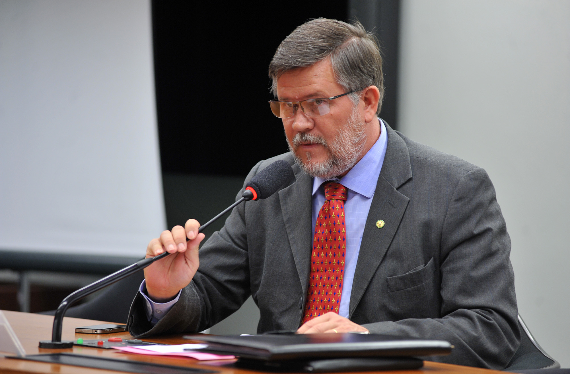 Comissão defende junto ao STF vinculação horária da programação da TV aberta à classificação indicativa 