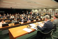 Comissão vota pelo fim da revista pessoal vexatória em presídios