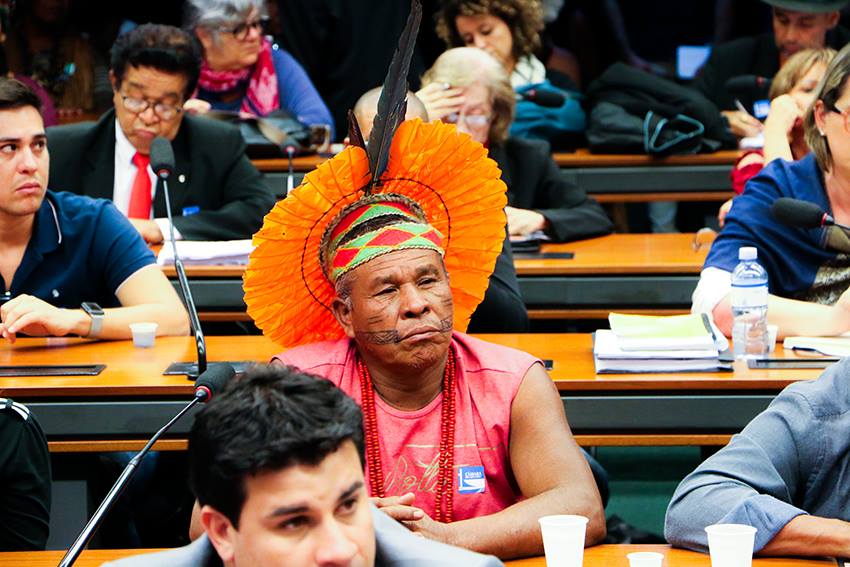 “Ninguém solta a mão de ninguém”