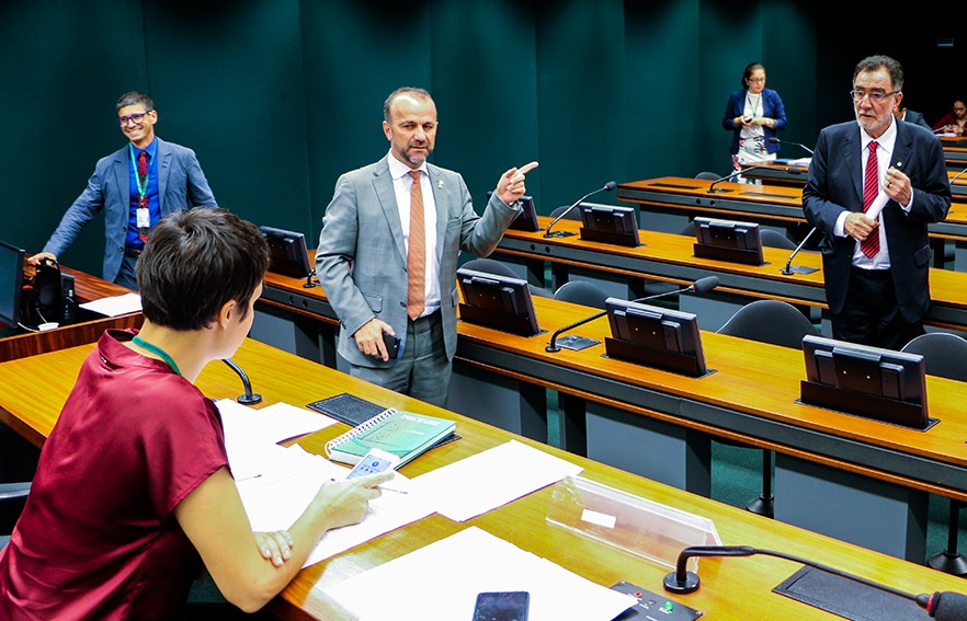 CDHM debate com a sociedade civil a situação dos conselhos e comissões do governo federal