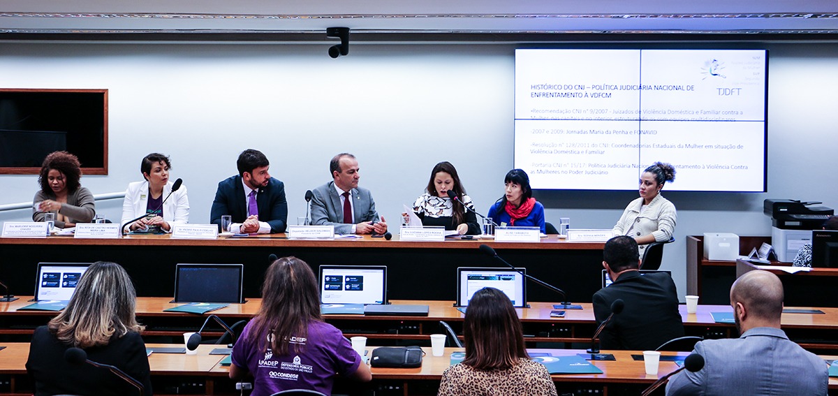 #emdefesadelas: a cada 11 minutos uma mulher é estuprada no Brasil 