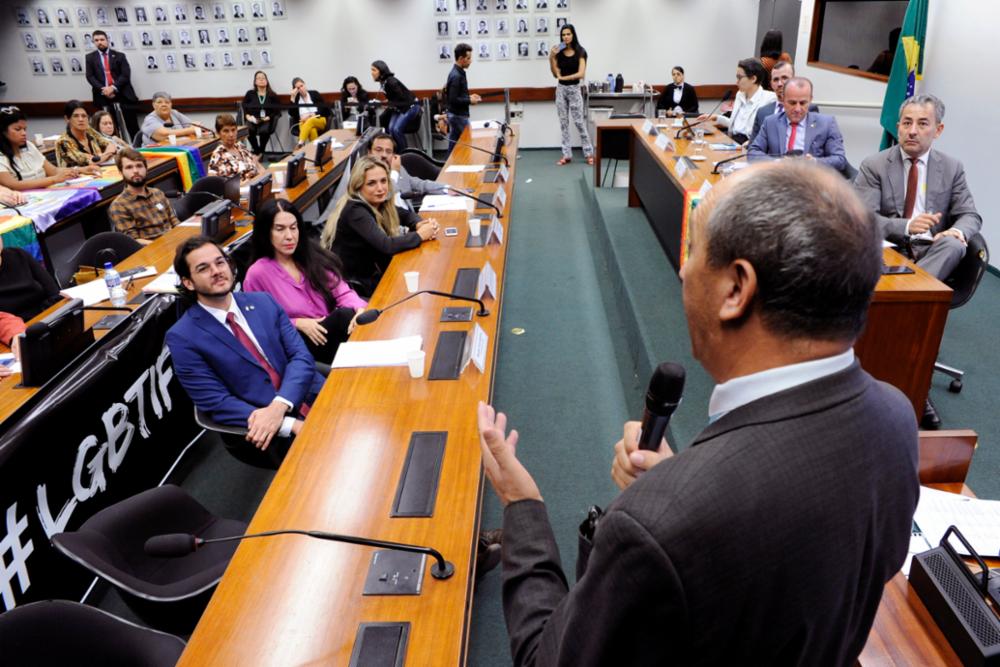 Muito além do arco-íris; Congresso não aprova leis pró-LGBTIs desde 1988  