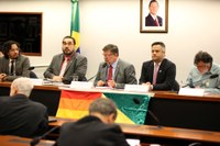 Especialistas pedem retomada política do combate à AIDS