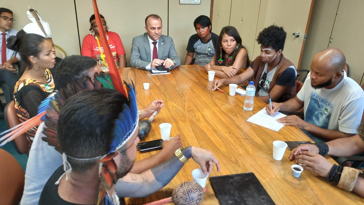 Estudantes indígenas de três estados buscam apoio na CDHM contra cortes de bolsas para estudantes